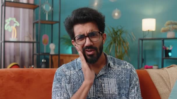 Fogászati Problémák Fiatal Indiai Férfi Megérintette Arcát Behunyta Szemét Szörnyű — Stock videók
