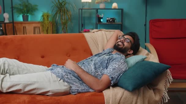 Lelah Pria India Berbaring Tempat Tidur Beristirahat Pria Hindu Muda — Stok Video