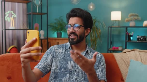 Happy Indian Man Blogger Taking Selfie Smartphone Comunicando Videollamadas Línea — Vídeos de Stock
