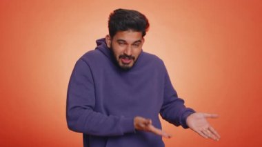 Neden başarısızlığın nedenini soran bir adam, sorunlardan kuşkulanmak için sosyal medyayı rahatsız eden bir şey sorarsa, anti-sosyal ağlar, basit işleri sebepsiz yere zorlaştıran insanlarla alay eder.