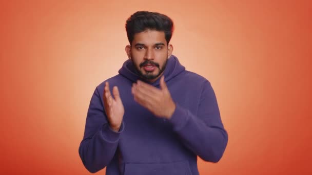 Var Tyst Ung Indian Trycker Pekfingret Mot Läpparna Gör Tystnad — Stockvideo