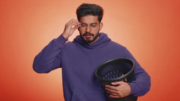 Uomo Barbuto Indiano Che Toglie Gli Occhiali Gettati Nel Cestino — Video Stock