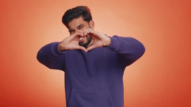Zakochany Mężczyzna Uśmiechnięty Brodaty Indianin Lat Sprawia Gest Serca Demonstruje — Wideo stockowe
