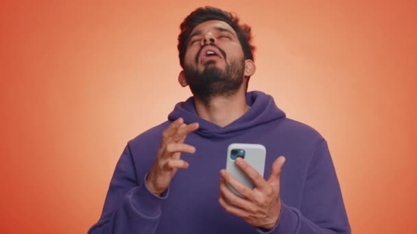 Індійський Чоловік Користується Мобільним Телефоном Який Набирає Обертів Програє Несподівані — стокове відео
