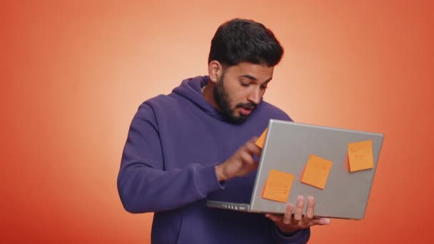 Вымотанный Индийский Фрилансер Наклеенными Наклейками Использует Ноутбук Имеющий Проблемы Концентрацией — стоковое видео