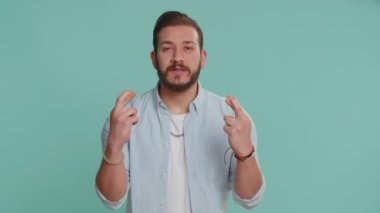 Sakallı Lübnanlı adamın parmakları çapraz, umutsuzluk, yalnızlık, sinir krizi, mağlubiyet piyango sonuçları, kötü talih, kayıp, şanssız haberler. Mavi arka plandaki Arap adam.