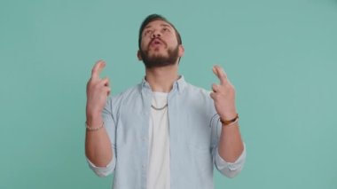 Mutlu Lübnanlı adam bağırıyor, başarıyı kutluyor, kazanıyor, doğum günü, piyango hedefi vuruyor, iyi haber, zafer. Genç Arap adam mavi stüdyo arka planında izole edilmiş.