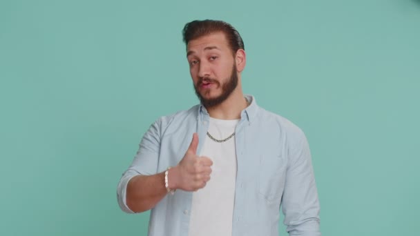 Tipo Jovem Libanês Camisa Levanta Polegares Concorda Com Algo Resposta — Vídeo de Stock