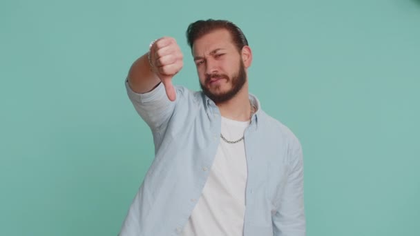 Нравится Расстроенный Недовольный Ливанский Мужчина Рубашке Показывает Большие Пальцы Вниз — стоковое видео