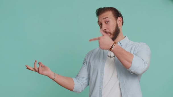 Счастливый Молодой Ливанский Мужчина Показывающий Большие Пальцы Вверх Указывающий Пустое — стоковое видео