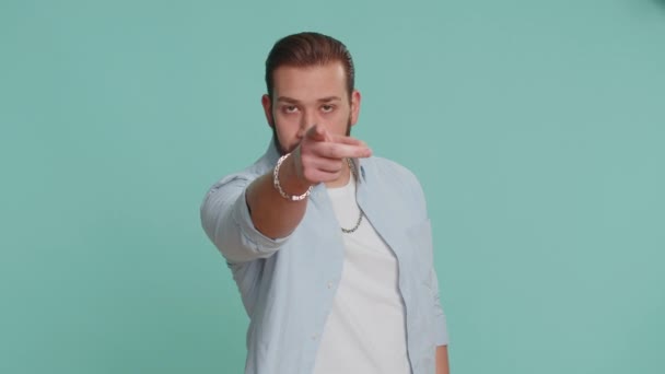 Surveille Jeune Homme Libanais Confiant Pointant Ses Yeux Caméra Montre — Video