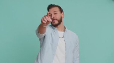 Hey sen! Lübnanlı genç adam heyecanlı bir şekilde gülümsüyor ve kamerayı işaret ediyor. Şanslı mutlu kazananı seçiyor. Bu da seni harika gösteriyor. Yakışıklı sakallı Arap adam mavi stüdyo duvarında tek başına izole edilmiş.