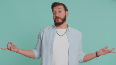Hiçbir fikrim yok, cevabı bilmiyorum. Şaşırmış, bilgisiz, belirsiz Lübnanlı yakışıklı adam çaresiz bir hareketle el kaldırıyor zor bir soruyla kafası karışmış. Mavi stüdyo geçmişinde bir adamın kafası karışmış.