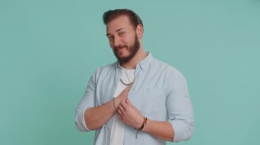 Aşık bir adam. 25 yaşındaki gülümseyen sakallı Lübnanlı adam kalp hareketi yapıyor. Aşk işareti iyi duygular ve sempati gösteriyor. Yakışıklı Arap genç adam mavi stüdyo arka planında izole edilmiş