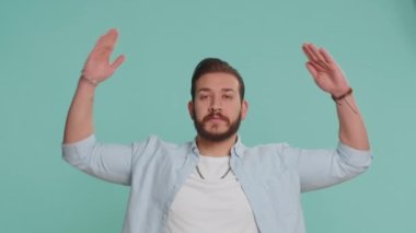 Genç Lübnanlı adam çocuksu bir oyun oynuyor, kendini güvende hissediyor elleri, sigortası, güvenlik hizmetleri ile başını sokacak bir yer yapıyor. Sakallı Arap adam mavi stüdyoda tek başına izole edilmiş.