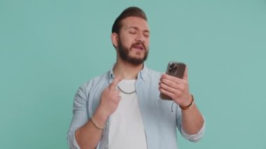 Lübnanlı adam cep telefonuna yazarak arama yapıyor. Aniden piyango sonuçları, kötü şans, kayıp, başarısızlık şaşkınlığını kaybediyor. Yakışıklı Arap adam mavi stüdyo duvarında tek başına kapalı alanda.