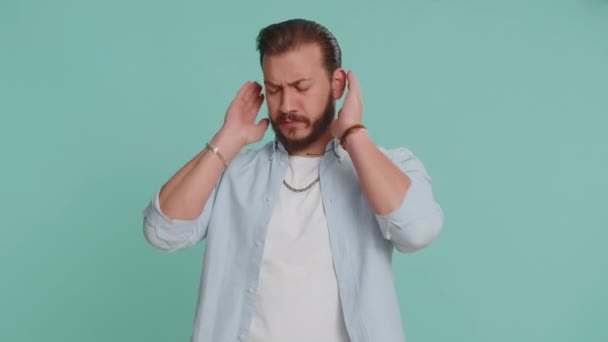 Duymak Dinlemek Istemiyorum Sinirli Sinirli Lübnanlı Adam Kulaklarını Kapatıyor Hayır — Stok video