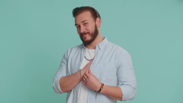 Людина Закохана Усміхнений Бородатий Ліванський Чоловік Років Робить Жест Серця — стокове відео