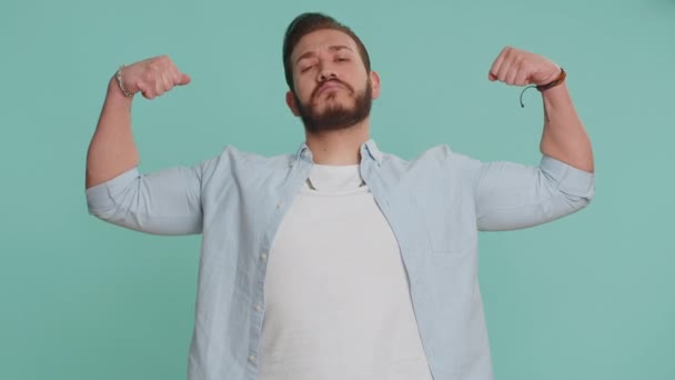 Suis Forte Fit Sportif Homme Libanais Montrant Biceps Regardant Confiant — Video