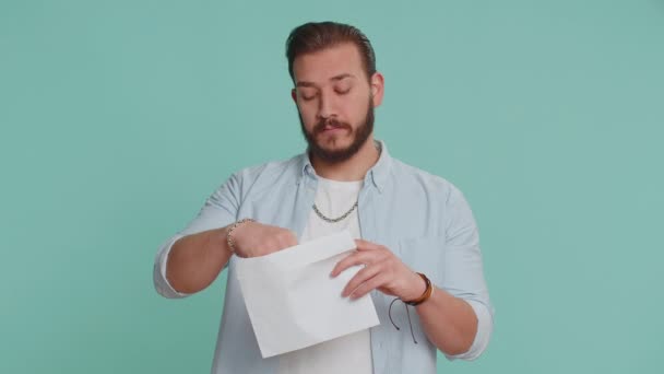 Hombre Libanés Guapo Sobre Abierto Sacar Carta Lee Siente Feliz — Vídeo de stock