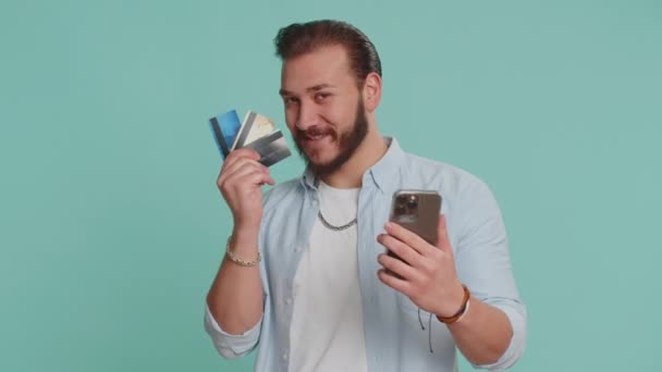 Sincero Hombre Lebanés Cliente Utilizando Tarjetas Bancarias Crédito Smartphone Durante — Vídeo de stock