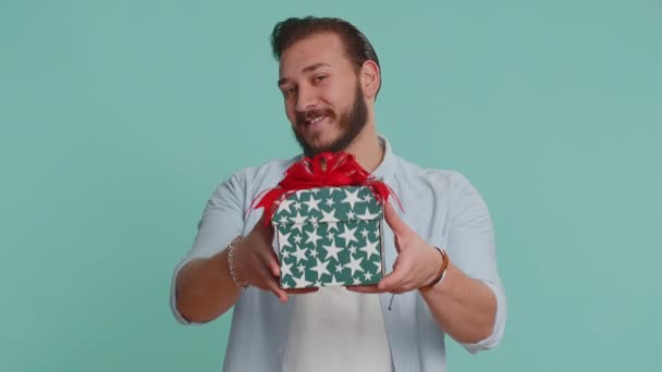 Positieve Glimlachende Jonge Libanese Man Presenteren Verjaardag Geschenkdoos Strekt Zich — Stockvideo