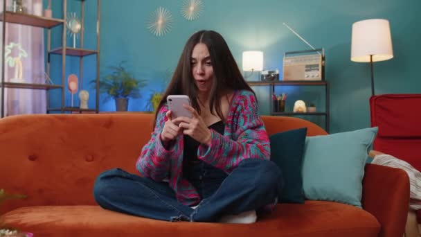 Aman Tanrım Vay Canına Heyecanlı Genç Kadın Akıllı Telefon Daktilo — Stok video