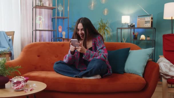 Mutlu Kadın Cep Telefonu Daktilosu Kullanıyor Vay Canına Evet Büyük — Stok video