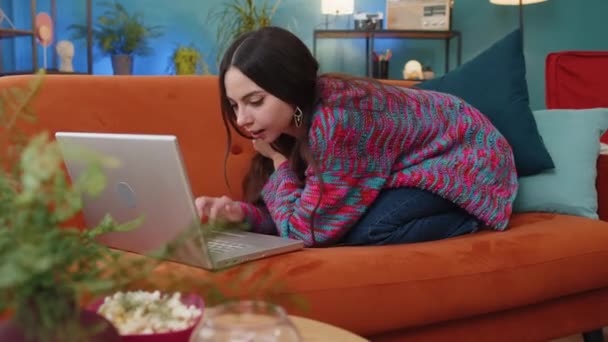 Laptop Bilgisayar Kullanan Beyaz Bir Kadın Posta Yoluyla Iyi Haber — Stok video