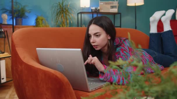 Überraschte Kaukasische Frau Mit Laptop Computer Erhalten Mail Nachrichten Gute — Stockvideo