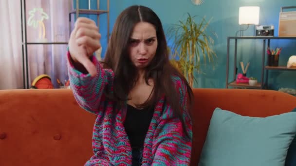Hoşlanmamak Mutsuz Genç Bir Kadın Işaret Dilini Gösteriyor Hoşnutsuzluğunu Dile — Stok video