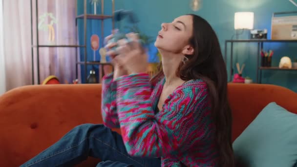 Happy Gembira Wanita Headphone Nirkabel Bersantai Berbaring Sofa Apartemen Rumah — Stok Video