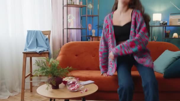 Müde Frau Legt Sich Auf Bequeme Couch Ruht Sich Aus — Stockvideo