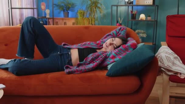 Müde Hübsche Frau Die Sich Auf Ein Bequemes Sofa Legt — Stockvideo