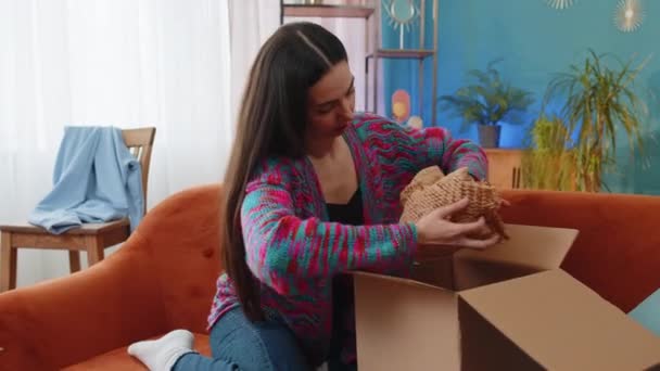 Onnellinen Nainen Joka Pakkaa Paketin Tilauksen Muotokuva Kaukasian Tyttö Myymälä — kuvapankkivideo