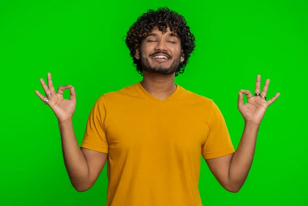 Ηρέμησε Χαλάρωσε Εσωτερική Ισορροπία Νεαρός Ινδιάνος Αναπνέει Βαθιά Χειρονομία Λάσπης — Φωτογραφία Αρχείου
