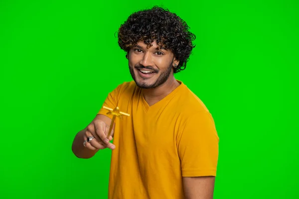 魔术师巫师用魔杖做手势 许愿成真 施放魔咒 登广告促销打折 色键背景上孤立的英俊的印地安人 — 图库照片