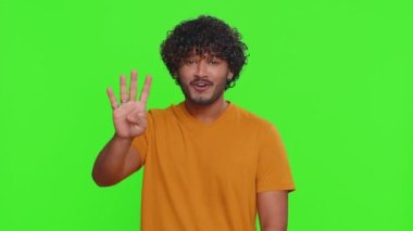 Doğum günü kutlaması için geri sayım. Genç Hintli adam beşten bire sırayla sayıyor. Yakışıklı Hindu adam başarıyı kutluyor, piyango vurgunu kazanıyor hedefini başarıyor, haberler iyi.