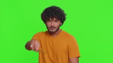 Sihirbaz sihirbaz sihirli değnekle el kol hareketi yapıyor, dileği gerçekleştiriyor, sihirbaz büyüsü yapıyor, tatil indirimi yapıyor. Krom anahtar arka planında izole edilmiş yakışıklı Hintli adam.