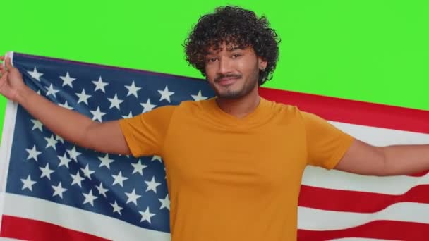 アメリカの国旗を振り 人権と自由を祝う若いインド人 大統領選挙 独立記念日だ 緑のクロマキーの背景に隔離されたヒンドゥ教徒の男愛国者 — ストック動画