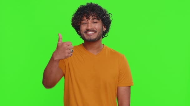 身穿衬衫的印度年轻人竖起大拇指表示同意某事或给予肯定的答复 推荐广告喜欢好的 漂亮的胡子后跟家伙隔离在绿色的彩色关键背景 — 图库视频影像