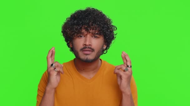 髭を生やしたインド人男性の指は 絶望感 孤独感 神経衰弱 宝くじの結果 損失不幸なニュースに驚かされることを失う ヒンズー教の男オンクロマキー背景 — ストック動画