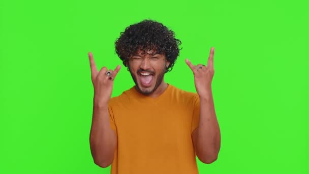 Radosny Młody Indianin Pokazując Rock Roll Gest Przez Ręce Fajny — Wideo stockowe