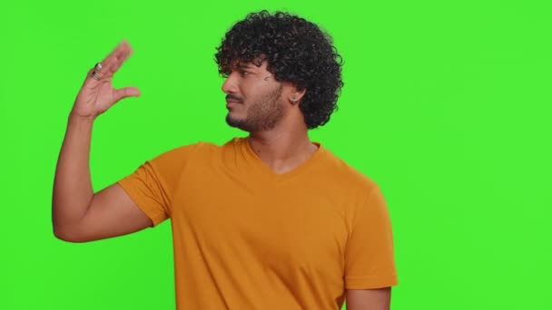 印度男人用手和滚动的眼睛 流言蜚语 空洞的承诺 空洞无物的概念 对谈话不感兴趣的样子 表现出了Bla Bla Bla废话手势 底色为绿色的印度教男子 — 图库视频影像