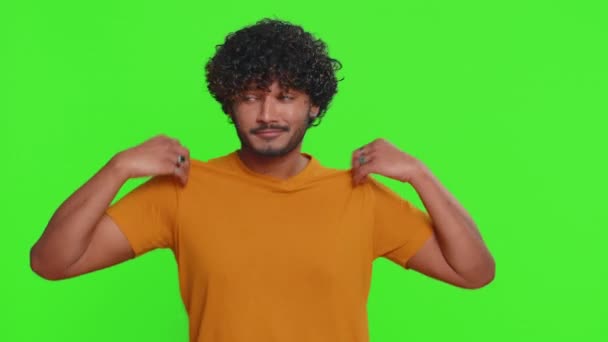 野心的な満足利己的な若いインド人男性の宝くじ写真家のポーズの勝者は 成功した有名な裕福な人 成功を祝う 緑のクロマキーの背景に隔離されたヒンズー教の男 — ストック動画