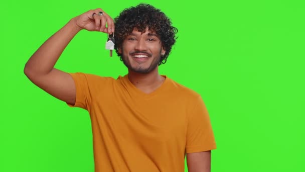 Молодой Индиец Агент Недвижимости Поднимает Руку Показывая Ключи Квартиры Нового — стоковое видео