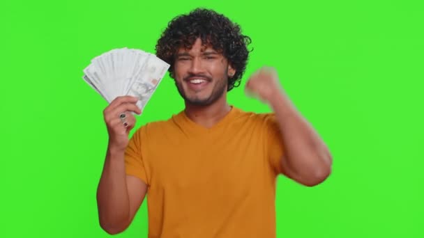 Bogaty Zadowolony Szef Hindus Macha Banknotami Gotówkowymi Jak Fan Sukces — Wideo stockowe