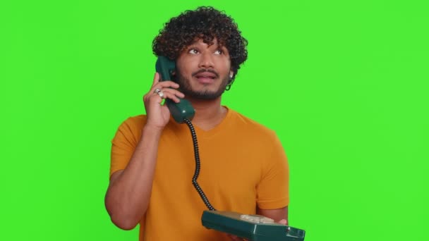 Őrült Vicces Fiatal Indián Férfi Évekbeli Vezetékes Telefonnal Beszél Bolondozik — Stock videók