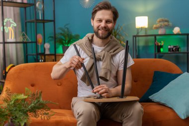 Mutlu adam evde mobilya montajını bitiriyor. Başarılı masa tahsilatı, onarım, onarım. Yeni daireye taşındıktan sonra beyaz adam. Mobilya mağazasının reklamı. İpotek, yaşam tarzı