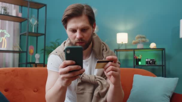 Kaukaski Mężczyzna Przy Użyciu Karty Kredytowej Smartfona Podczas Przelewu Pieniędzy — Wideo stockowe